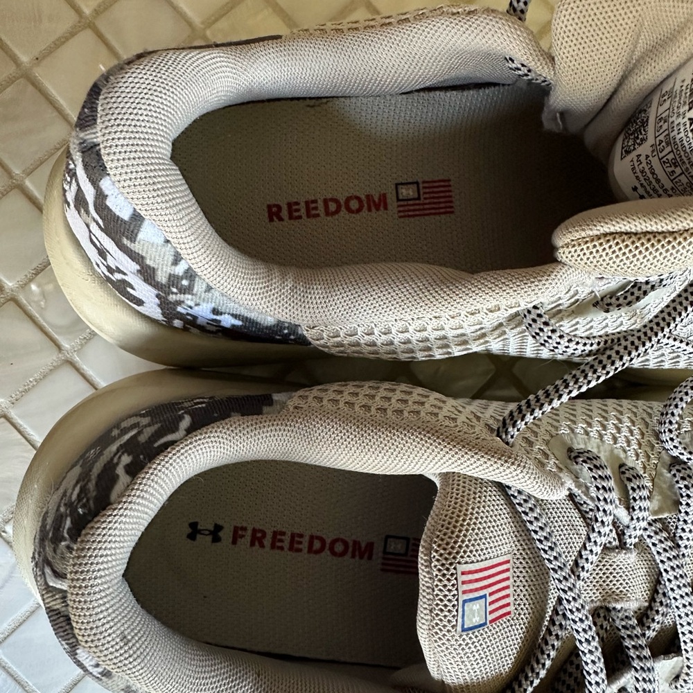 Under Armour Beige Mesh Trainers with Black Logo and Camo Heel - Picture 6 of 6
